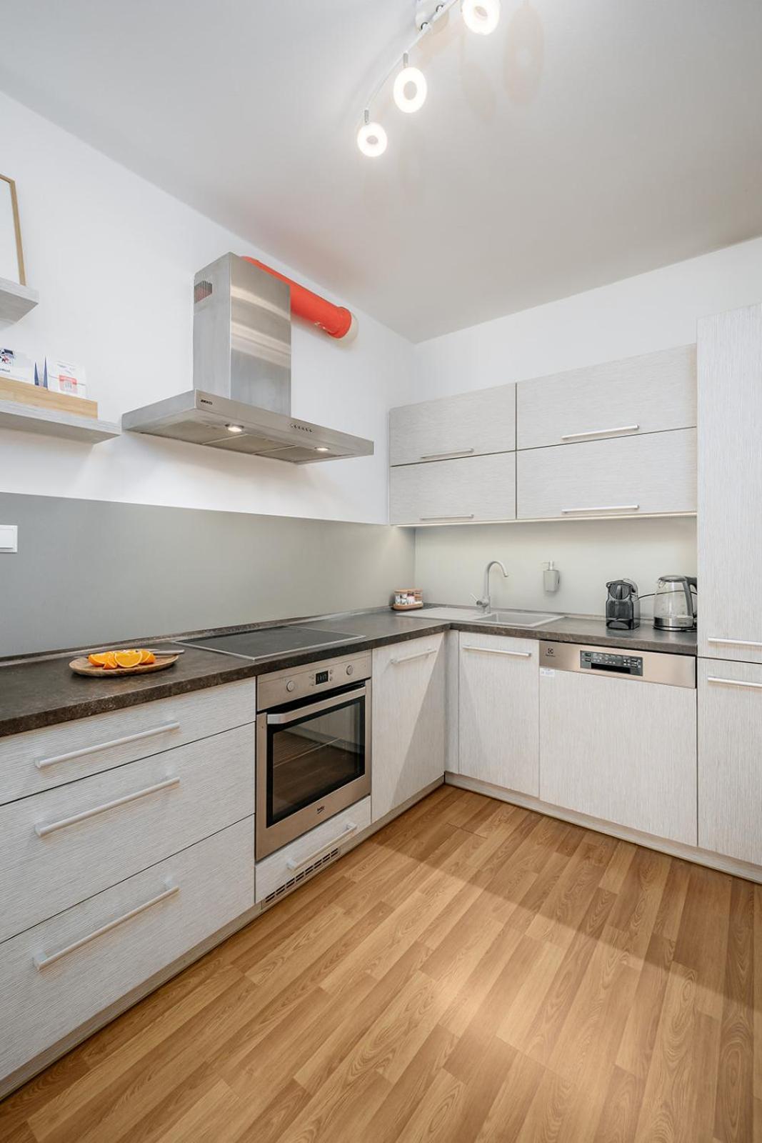 Prague Days - Bright Apartment - Balcony - Private Parking Екстериор снимка